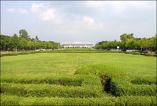 영남대 전경 - 멀리 본부 건물이 보인다. 